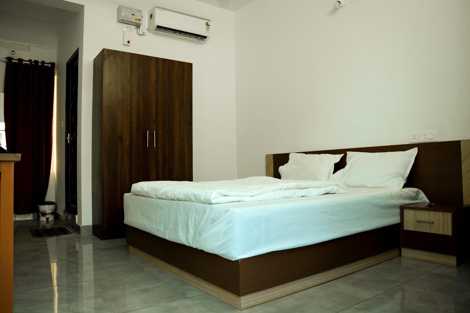 Jayalakshmi Residency Hotel Vaduvanchal Exterior photo